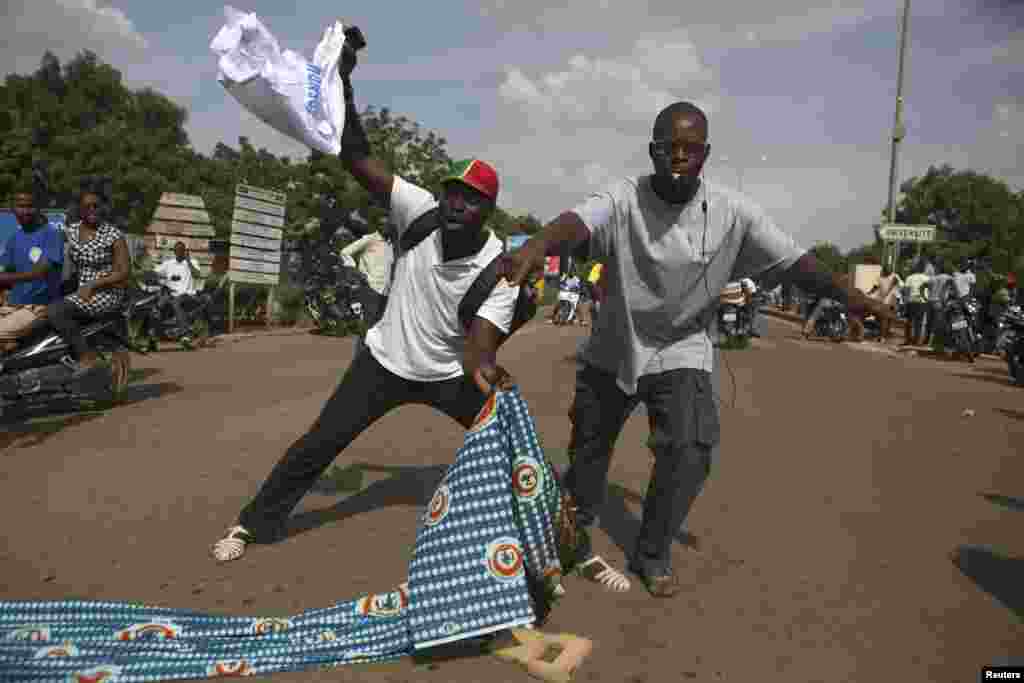 La population a brulé les pagnes arborant l’effigie du Blaise Compaoré après que celui-ci a quitté le pouvoir 31 octobre à la situation une vague des manifestations.