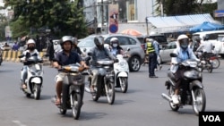 រូបឯកសារ៖ មនុស្ស​ម្នា​ពាក់​ម៉ាស់​ធ្វើ​ដំណើរ​តាម​ផ្លូវ​នៅ​ក្នុងទីក្រុង​ភ្នំពេញប្រទេស​កម្ពុជា នៅ​ថ្ងៃទី​១១ ខែមីនា ឆ្នាំ២០២០ ខណៈដែល​វីរុស​កូរ៉ូណា ​Covid-19 កំពុង​ផ្ទុះ​ជុំវិញពិភពលោក។(ទុំ ម្លិះ/វីអូអេ)