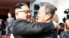 Le président sud-coréen Moon Jae-in, à droite, s’embrasse avec le leader nord-coréen Kim Jong Un lors de leur deuxième sommet au nord du village de Panmunjom dans la zone démilitarisée (DMZ), 26 mai 2018.