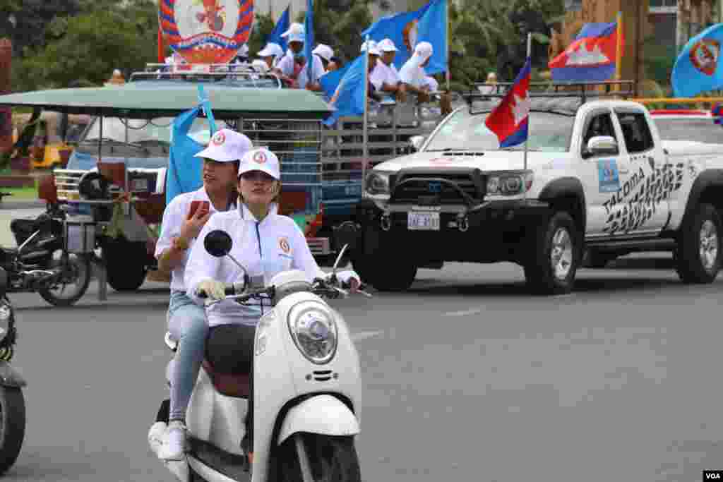 គណបក្សប្រជាជនកម្ពុជាដែលកំពុងដឹកនាំរដ្ឋាភិបាល នៅព្រឹកថ្ងៃសៅរ៍នេះ បានចាប់ផ្តើមយុទ្ធនាការឃោសនាបោះឆ្នោតដែលធំជាងគណបក្សនយោបាយផ្សេងៗ នៅរាជធានីភ្នំពេញ ថ្ងៃសៅរ៍ ទី២៩ ខែកក្កដា ឆ្នាំ២០១៨។ (ស៊ុន ណារិន/VOA)