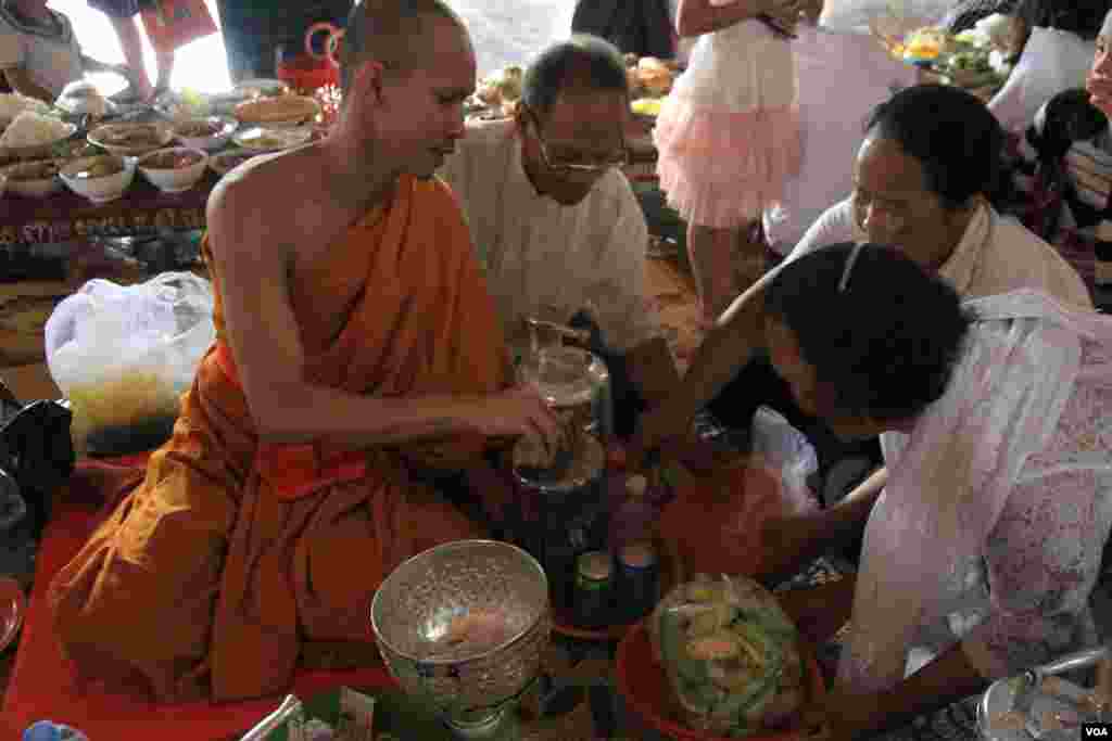 ប្រជាពលរដ្ឋខ្មែរ ប្រគេនចង្ហាន់ដល់ព្រះសង្ឃ នៅថ្ងៃបុណ្យចូលឆ្នាំខ្មែរ ក្នុងវត្តមួយជាយរាជធានីភ្នំពេញ កាលពីថ្ងៃទី១៤ ខែមេសា ឆ្នាំ២០១៧។ (ហ៊ាន សុជាតា/VOA)