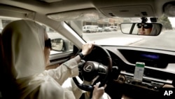 Ammal Farahat au volant, Ryad, Arabie Saoudite, le 24 juin 2018. 
