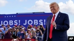 លោក​ប្រធានាធិបតី Donald Trump ថ្លែង​ក្នុង​ពិធី​ជួបជុំ​អ្នក​គាំទ្រ​របស់​លោក​នៅ​ឯ​អាកាសយានដ្ឋាន Wittman ក្នុង​ក្រុង Oshkosh រដ្ឋ Wisconsin ថ្ងៃ​ទី ១៧ ខែសីហា ឆ្នាំ​២០២០។ 
