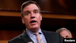 Mark Warner សមាជិកព្រឹទ្ធសភា​​ស.រ.អា. ថ្លែង​នៅ​ក្នុង​សន្និសីទ​សារព័ត៌មាន​ដើម្បី​ពិភាក្សា​ការ​ស៊ើប​អង្កេតការ​ជ្រៀតជ្រែក​ពី​រុស្ស៊ី​នៅ​សេតវិមាន​កាលពី​ថ្ងៃទី​២៩ មីនា ២០១៧។