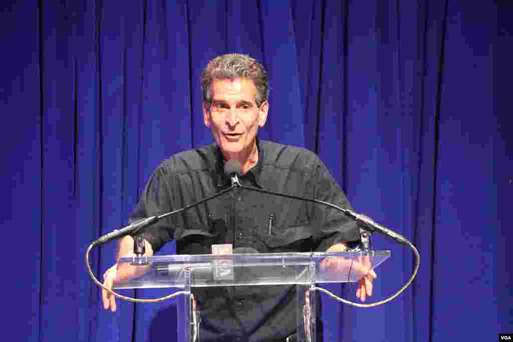 លោក Dean Kamen ស្ថាបនិកអង្គការ FIRST Global កំពុងឡើងថ្លែងសុន្ទរកថាបើកកម្មវិធីប្រកួតការបញ្ជាមនុស្សយន្តលំដាប់ពិភពលោកនៅសាលសម្តែងសិល្បៈ DAR Constitution Hall ក្នុងរដ្ឋធានី Washington កាលពីថ្ងៃទី១៦ ខែកក្កដា ឆ្នាំ២០១៧។ (ណឹម សុភ័ក្រ្តបញ្ញា/ VOA)