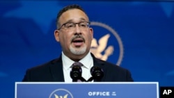 លោក Miguel Cardona ត្រូវ​បាន​លោក Joe Biden ប្រធានាធិបតី​ជាប់ឆ្នោត​ថ្មី​របស់​សហរដ្ឋអាមេរិក តែងតាំង​ជា​រដ្ឋមន្ត្រី​ក្រសួង​អប់រំ ថ្ងៃទី២៣ ខែធ្នូ ឆ្នាំ២០២០។