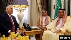 Rex Tillerson et le roi d'Arabie saoudite Salman à Riyad, le 22 octobre 2017.