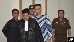 Basuki "Ahok" Tjahaja Purnama arrivant au tribunal pour entendre la sentence à son procès, Jakarta, le 9 mai 2017. 