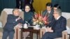 1989年11月10日，中国领导人邓小平和美国前国务卿基辛格在北京人民大会堂交谈。