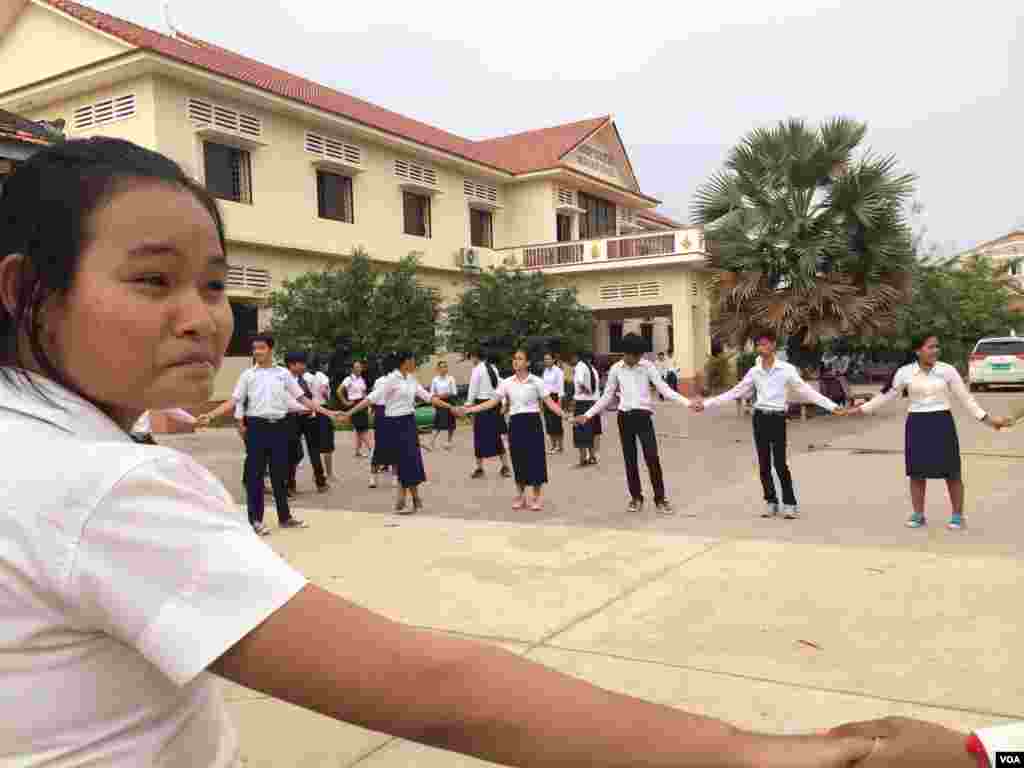 សៀន សិលា អាយុ១៥ឆ្នាំ ចូលរួមកម្មវិធីពលកម្មនៅវិទ្យាល័យអង្គរ ដែលមានចម្ងាយប្រមាណ២គីឡូម៉ែត្រពីកណ្តាលក្រុងសៀមរាបកាលពីថ្ងៃ សៅរ៍ទី២១ ខែមីនា ឆ្នាំ២០១៥។