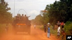 Photo d’archives – Les forces françaises effectuent des patrouilles à Sibut, à environ 200 kilomètres au nord-est de Bangui, en République centrafricaine, le 11 avril 2014.