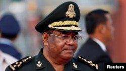 រូបឯកសារ៖ ​នាយ​​​​​​​​​​​​​​ឧត្ដមសេនីយ៍​ ​ហ៊ីង ប៊ុនហៀង​ ​​​អគ្គ​មេ​បញ្ជាការ​​​​​​​​​​​​​​​​​​​​​​​​​​​​​​រង​នៃ​កង​យោធពលខេមរភូមិន្ទ​ និង​ជា​មេ​បញ្ជាការ​នៃ​បញ្ជាការដ្ឋាន​អង្គរក្ស​របស់​​នាយក​រដ្ឋ​មន្ត្រី​កម្ពុជា​​​​​​​​​​​​លោក​ ​ហ៊ុន សែន​ ​នៅ​អាកាសយានដ្ឋានអន្តរជាតិ​ភ្នំពេញ​កាលពី​ថ្ងៃ​ទី២៧​ ខែមេសា ឆ្នាំ២០១៨។ (រូបថត Reuters)