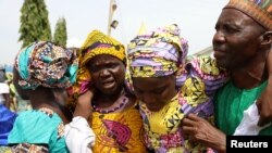 Une jeune lycéenne de Chibok avec ses parents après avoir été libérée, Abuja, Nigeria, 20 mai 2017.