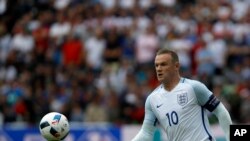 Wayne Rooney lors de l'Euro 2016 lors d'un match Angleterre - Pays de Gales au stade Bollaert de Lens, le mardi 16 juin 2016.