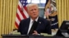 លោក​ប្រធានាធិបតី Donald Trump ចុះហត្ថលេខា​លើ​បទបញ្ជា​មួយចំនួន​នៅ​ក្នុង​ការិយាល័យ​ប្រធានាធិបតី​នៅ​សេតវិមាន​ក្នុង​រដ្ឋធានី​វ៉ាស៊ីនតោន កាលពី​ថ្ងៃទី២០ ខែមករា ឆ្នាំ២០២៥។