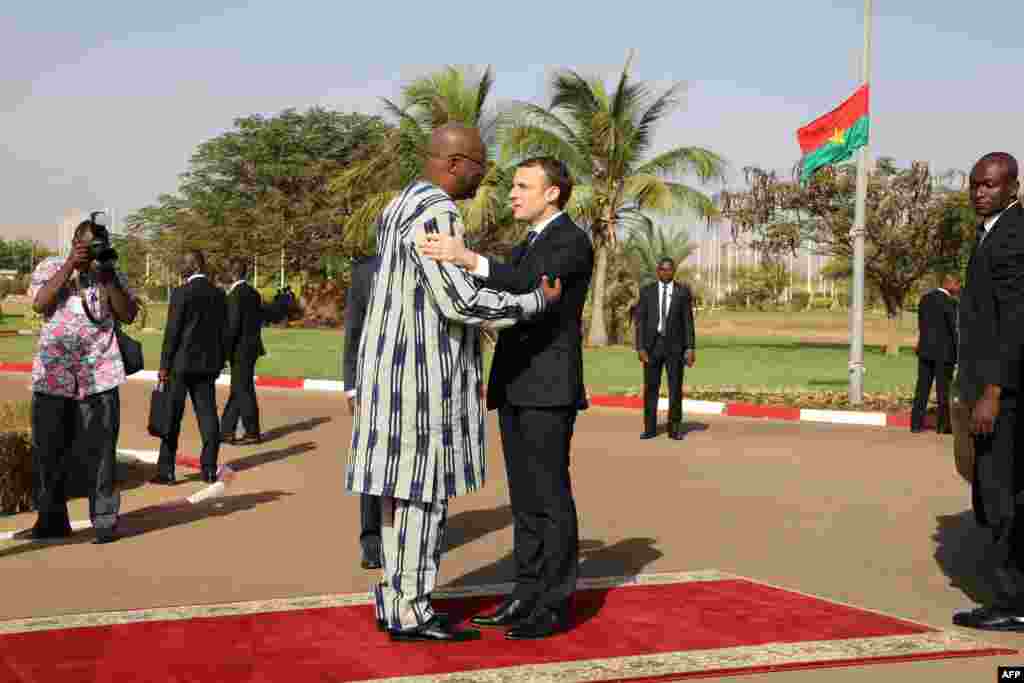Le président français Emmanuel Macron et son homologue burkinabè Roch Marc Christian Kabore lors d'une cérémonie au Palais présidentiel, à Ouagadougou, le 28 novembre 2017.