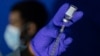 Une infirmière prépare une seringue avec le vaccin Mpox avant d'inoculer un patient dans un centre de vaccination, le 30 août 2022, dans le quartier de Brooklyn à New York. AP / Jeenah Moon