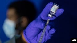 Une infirmière prépare une seringue avec le vaccin Mpox avant d'inoculer un patient dans un centre de vaccination, le 30 août 2022, dans le quartier de Brooklyn à New York. AP / Jeenah Moon