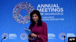Gita Gopinath, économiste en chef du FMI et directrice du Département de la recherche à la conférence lors des réunions sur l'effondrement du FMI et de la Banque mondiale le 15 octobre 2019 à Washington, DC. (Photo par Olivier Douliery / AFP)