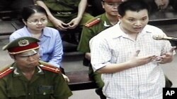 រូបភាព​ឯកសារ៖ លោក Nguyen Van Dai ខាង​ស្តាំធ្វើ​ជា​កសិណ​សាក្សី​កាល​ពី​ខែ​មេសា ២០១៣។