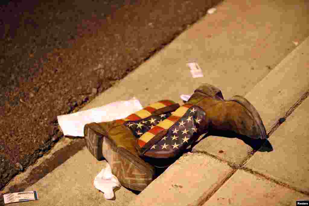 Une paire de chaussure laissée sur la route après la fusillade lors d'un festival de musique, à Las Vegas, le 1er octobre 2017.