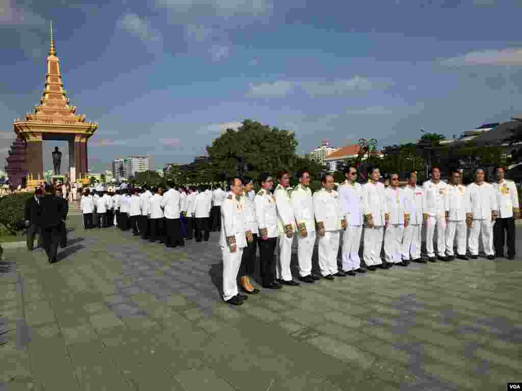 ក្រុមមន្ត្រីរដ្ឋាភិបាលថតរូបជុំគ្នាដើម្បីរំឭកខួបប្រាំពីរឆ្នាំនៃការសោយទិវង្គតរបស់អតីតព្រះមហាក្សត្រព្រះបាទ នរោត្តម សីហនុ នៅថ្ងៃទី១៥ ខែតុលា ឆ្នាំ២០១៩ ក្នុងរាជធានីភ្នំពេញ។ (ហ៊ុល រស្មី/VOA)