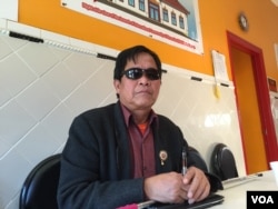 លោក ថាច់ ឈីវ ពលរដ្ឋ​អាមេរិកាំង​ដើម​កំណើត​ខ្មែរក្រោម​នៅ​ក្រុង Oakland ដែល​ក្លាយ​ជា​ពិការ​ភ្នែក​កាល​ពី​ពេល​ថ្មីៗ​នេះ បាន​ផ្តល់​បទ​សម្ភាសន៍​ជាមួយ VOA នៅ​វត្ត​ថ្មី​ជាយ​ក្រុង Oakland កាល​ពី​ថ្ងៃ​ទី​៣០ ខែ​សីហា ឆ្នាំ​២០១៦។ (សឹង សុផាត/VOA)