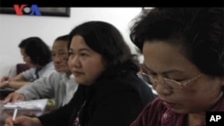 ជនជាតិ​ខ្មែរ​នៅ​ទីក្រុង Long Beach រដ្ឋ ​California ​ខំរៀន​អំពី​ការ​ចូល​សញ្ជាតិ។