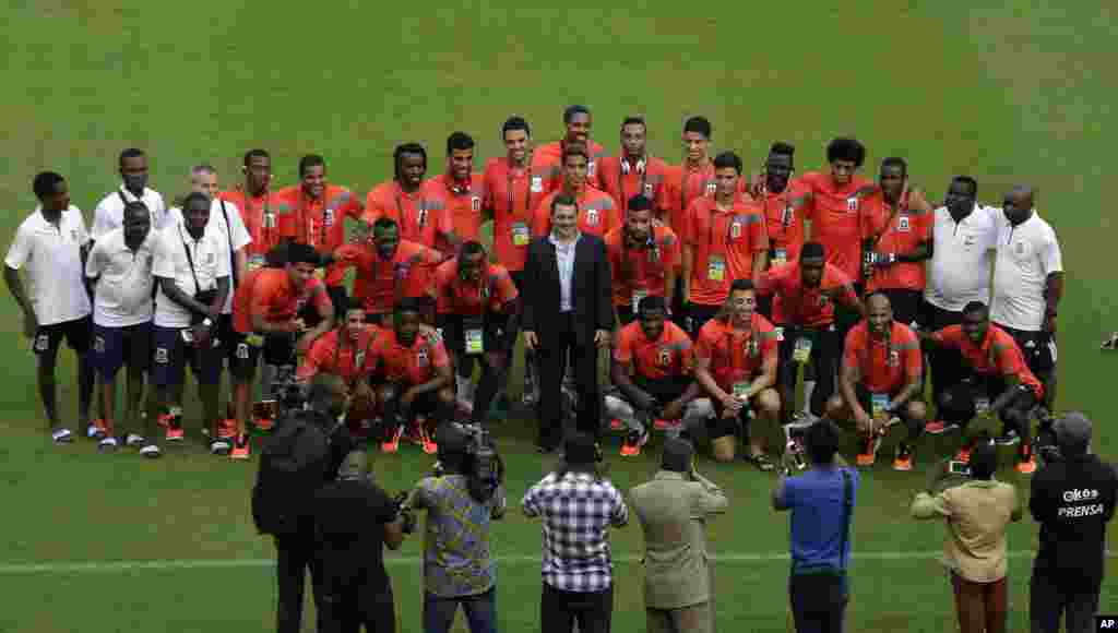 L'équipe de la Guinée équatoriale pose pour les photographes lors de la visite du stade avant l'ouverture de la Coupe d'Afrique