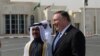 Le secrétaire d'Etat américain aux Mike Pompeo, salué par le chef de la diplomatie du Qatar, Ahmed bin Hassan Al Hammadi, à son arrivée à l'aéroport international de Doha, dans la capitale qatari, à Doha, le dimanche 13 janvier 2019. (Andrew Caballero -Reynolds / Photo de la pisc