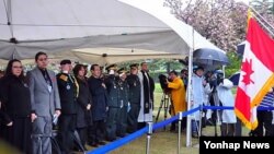 지난 4월 한국 부산 UN 기념공원 캐나다 묘에서 6.25 참전 군인의 유해안장식이 거행되고 있다. (자료사진)