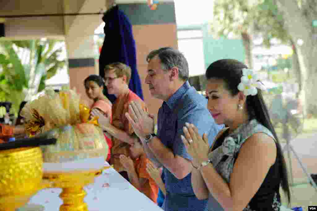 លោកឯកអគ្គរដ្ឋទូត William Heidt និងភរិយាអ្នកស្រី Sothy Heidt ប្រគេនទេយ្យទានជូនព្រះសង្ឃនៅក្នុងការប្រារព្ធពិធីចូលឆ្នាំប្រពៃណីខ្មែរនៅស្ថានទូតសហរដ្ឋអាមេរិកនៅកម្ពុជា កាលពីថ្ងៃទី០៦ មេសា ២០១៨។(ទុំ ម្លិះ/VOA)