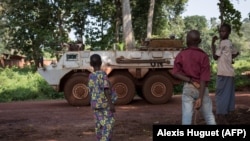  Des enfants observent le véhicule des casques bleus marocains, Bangassou, le 14 aout 2017