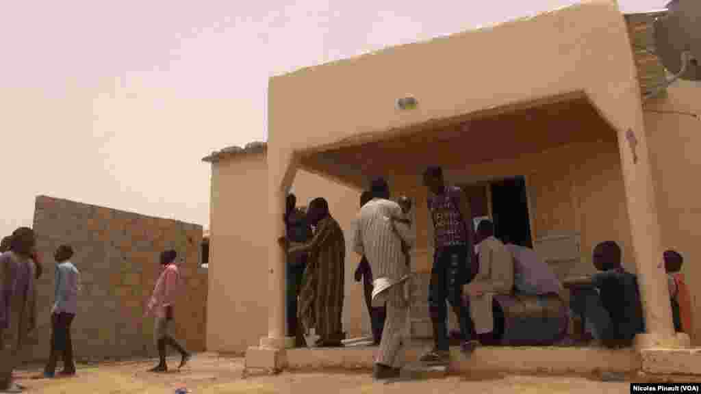 Des ex-combattants de Boko Haram dans le centre de transition des repentis de Diffa, Niger, le 17 avril 2017 (VOA/Nicolas Pinault)