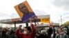 Des personnes réagissent après le verdict du procès de l'ancien policier de Minneapolis, Derek Chauvin, reconnu coupable de la mort de George Floyd, sur la place George Floyd à Minneapolis, Minnesota, États-Unis, le 20 avril 2021.