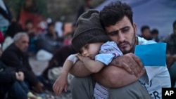 Des refugiées syriens arrivés de Turquie sur l’ile grecque de Lesbos après une traversée en canot, octobre 2015 
