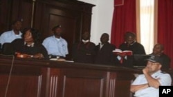 Comissário Joaquim Ribeiro (em pé, à direita) numa foto de arquivo no Tribunal de Luanda