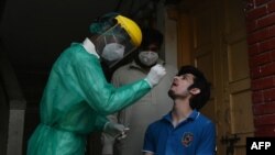許多國家的衛生人員到民眾家中做新冠病毒測試。 2020年6月29日資料照。