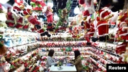 2018年12月17日，中國浙江省義烏市義烏批發市場的一個銷售聖誕產品的商店。