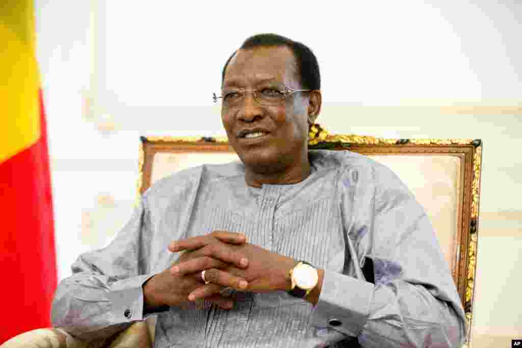 Le portrait du président Idriss Deby Itno lors de sa rencontre avec l&#39;ambassadrice des États-Unis auprès des Nations Unies, Samantha Power, au palais présidentiel de N&#39;Djamena, au Tchad, le 20 avril 2016.