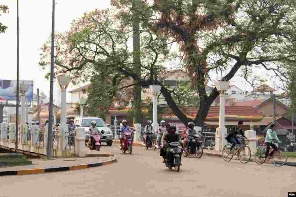 សៀមរាបមានសភាពធម្មតានៅព្រឹកថ្ងៃសុក្រ ទី២០ ខែមីនា ឆ្នាំ២០១៥នេះ ថ្វីបើនៅត្រឹមប្រមាណ១២ម៉ោងប៉ុណ្ណោះមុនការអញ្ជើញមកដល់នៃលោកស្រី Michelle Obama ដែលលោកស្រីនឹងក្លាយជាភរិយានៃប្រធានាធិបតីសហរដ្ឋអាមេរិកកំពុងកាន់តំណែងដំបូងដែលមកទស្សនកិច្ចប្រទេសកម្ពុជា។ (នៅ ពៅលក្ខិណា/VOA)