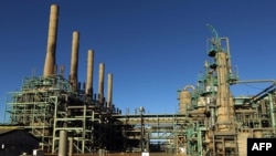Vue d'une raffinerie de pétrole dans la ville de Ras Lanuf, dans le nord de la Libye, le 11 janvier 2017. 