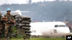Un Casque bleu à Goma, le 23 mai 2013. (AP Photo/Alain Wandimoyi)