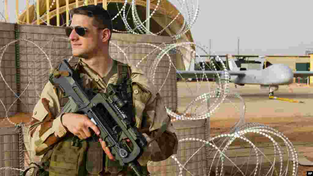 Un soldat de la force française de l’air montant la garde près de Hartford, à la base militaire de Niamey, au Niger.