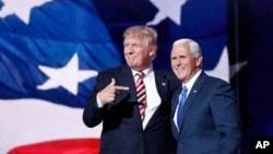 Le 20 juillet 2016, le candidat républicain à la présidence Donald Trump avec son colistier, l'ancien gouverneur de l'État d'Indiana Mike Pence, lors de la Convention nationale du parti républicain à Cleveland, dans l'Ohio.