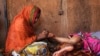 Une femme nigérienne tatoue les pieds dans son studio à Niamey, le 20 September 2013.