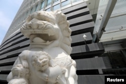 北京金融街一家銀行外的石獅子和監控攝像頭。（2021年7月9日）