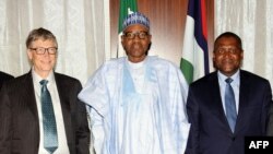 Le président nigérian Mohammadu Buhari (C) avec le milliardaire Bill Gate l'homme le plus riche d'Afrique Aliko Dangote, le 20 janvier 2016 à Abuja. (AFP / PHILIP OJISUA)
