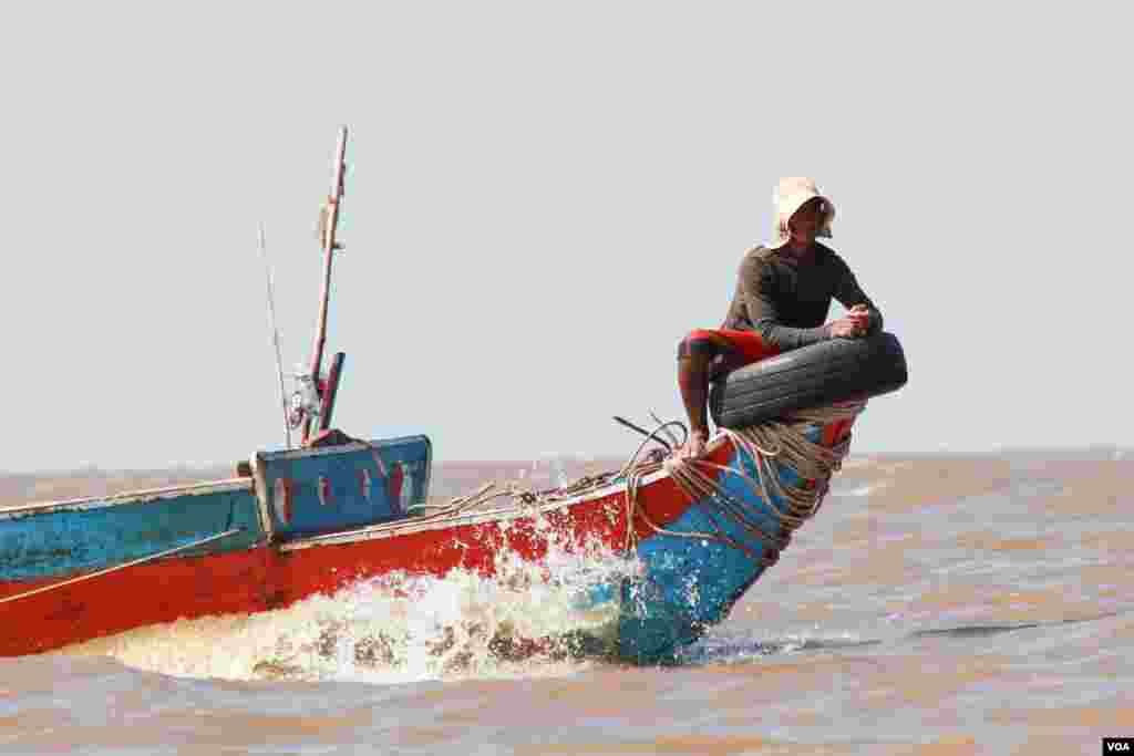 អ្នកនេសាទម្នាក់អង្គុយនៅក្បាលទូក ខណៈពេលត្រលប់មកពីរកត្រីវិញលើបឹងទន្លេសាប នៅក្បែរភូមិកំពង់ភ្លុក ខេត្តសៀមរាប កាលពីថ្ងៃទី៥ ខែធ្នូ ឆ្នាំ២០១៥។ នៅឆ្នាំនេះ ទឹកទន្លេតូចជាងធម្មតា ដែលធ្វើឲ្យប្រជានេសាទមានការលំបាកក្នុងការនេសាទ ដោយត្រូវទៅនេសាទនៅទឹកជ្រៅៗ ហើយបានផលនេសាទបានតិចជាងមុន។ (នូវ ពៅលក្ខិណា/VOA)