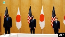 美國國務卿布林肯（中）和美防長奧斯汀（左）在東京與日本首相菅義偉合影。（2021年3月16日）